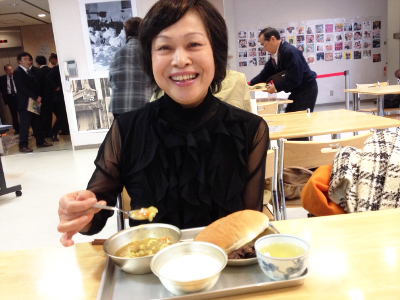 食事をとる門田洋子